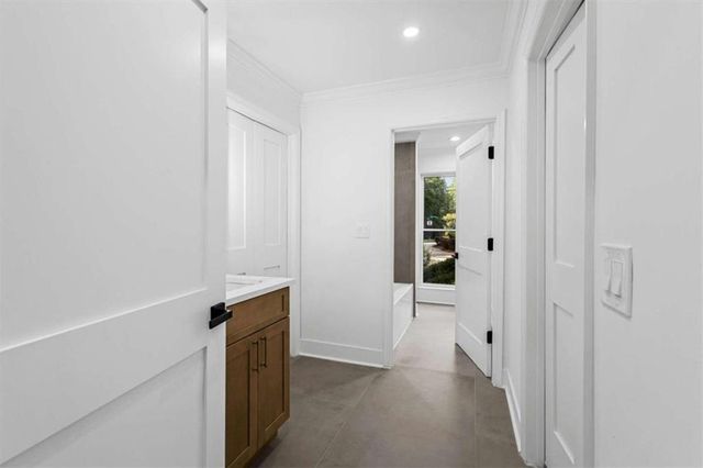 8920 Huntcliff Trce, Atlanta, GA 30350