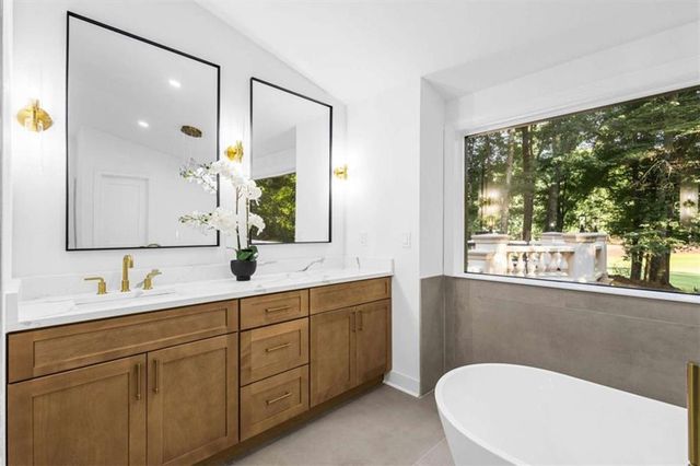 8920 Huntcliff Trce, Atlanta, GA 30350
