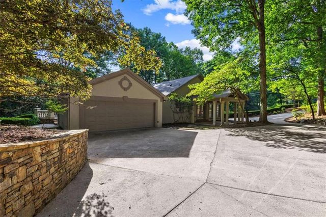 8920 Huntcliff Trce, Atlanta, GA 30350