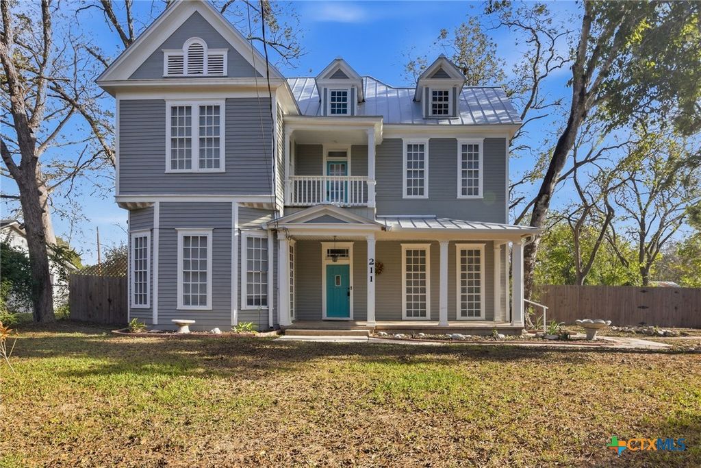 211 Lavaca Street, Yoakum, TX 77995