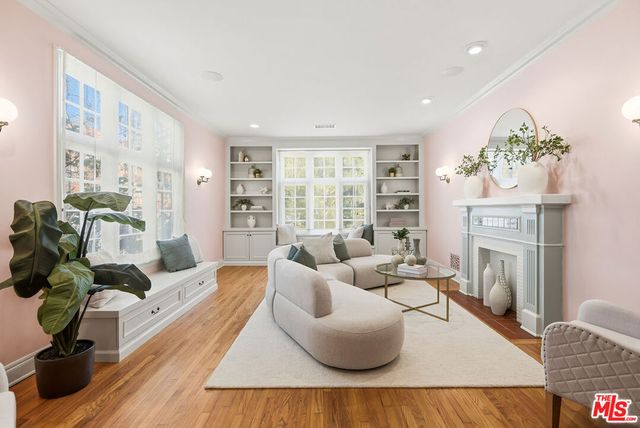 4960 College View Avenue, Los Angeles, CA 90041