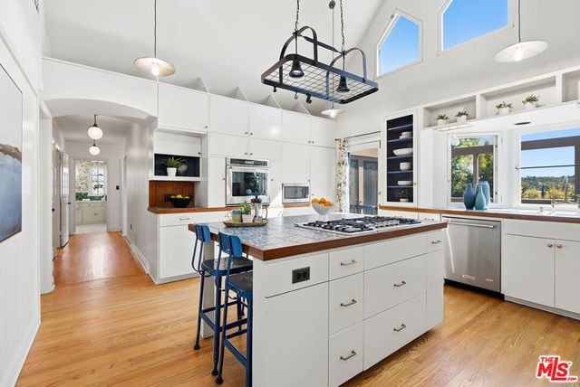 4960 College View Avenue, Los Angeles, CA 90041