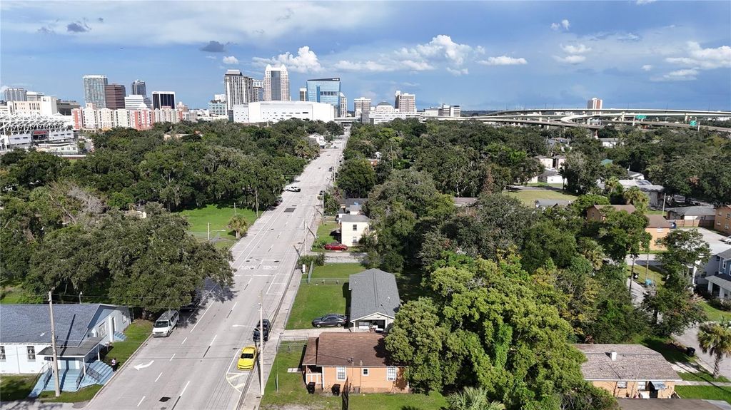 Image 4 of property listing at 914 W SOUTH STREET, Orlando, FL 32805