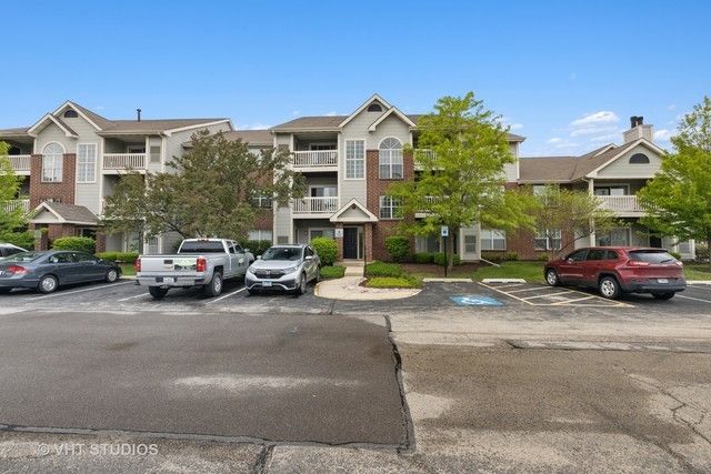 63 Kensington Circle 108, Wheaton, IL 60189