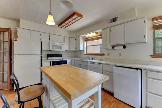 1025 Lynch Court NW, Albuquerque, NM 87104