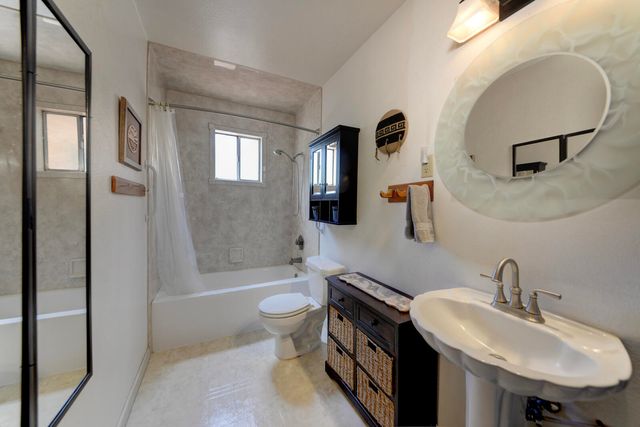 1025 Lynch Court NW, Albuquerque, NM 87104