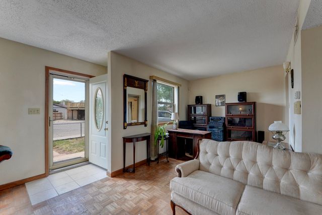 1025 Lynch Court NW, Albuquerque, NM 87104