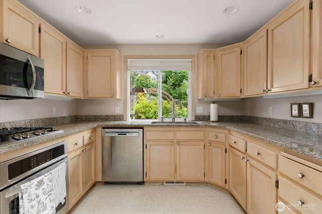 2475 SW Talon Loop, Oak Harbor, WA 98277
