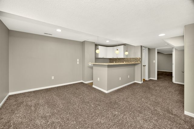 1598 Nine Iron Drive, West Des Moines, IA 50266