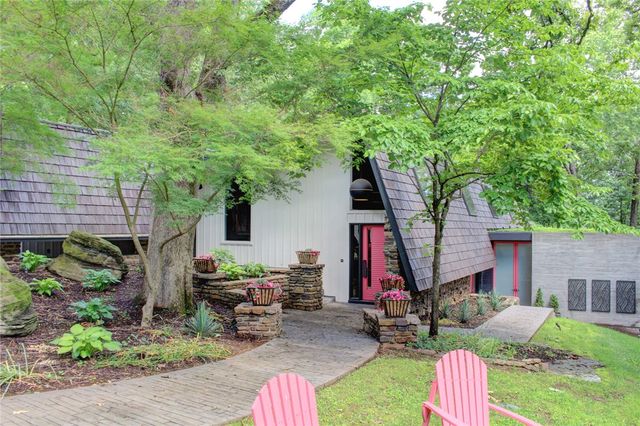 1011 N Tanglebriar Lane, Fayetteville, AR 72701