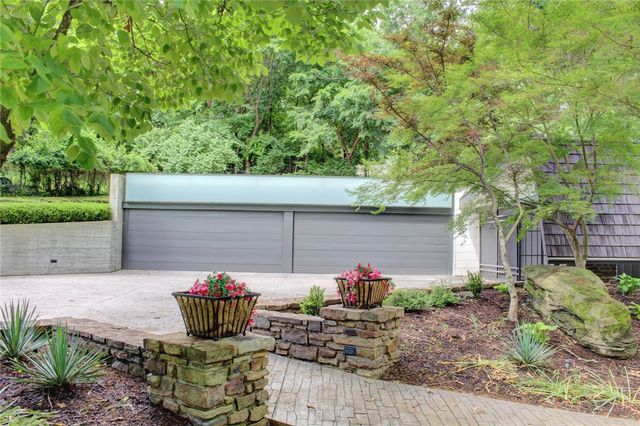 1011 N Tanglebriar Lane, Fayetteville, AR 72701