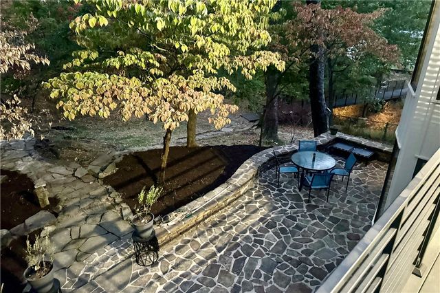 1011 N Tanglebriar Lane, Fayetteville, AR 72701