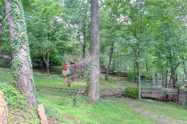 1011 N Tanglebriar Lane, Fayetteville, AR 72701