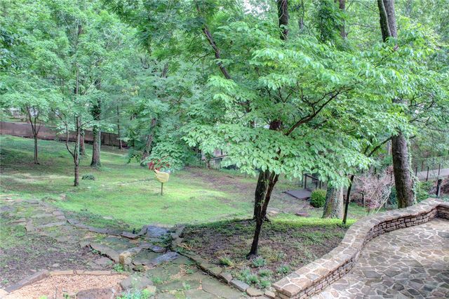 1011 N Tanglebriar Lane, Fayetteville, AR 72701