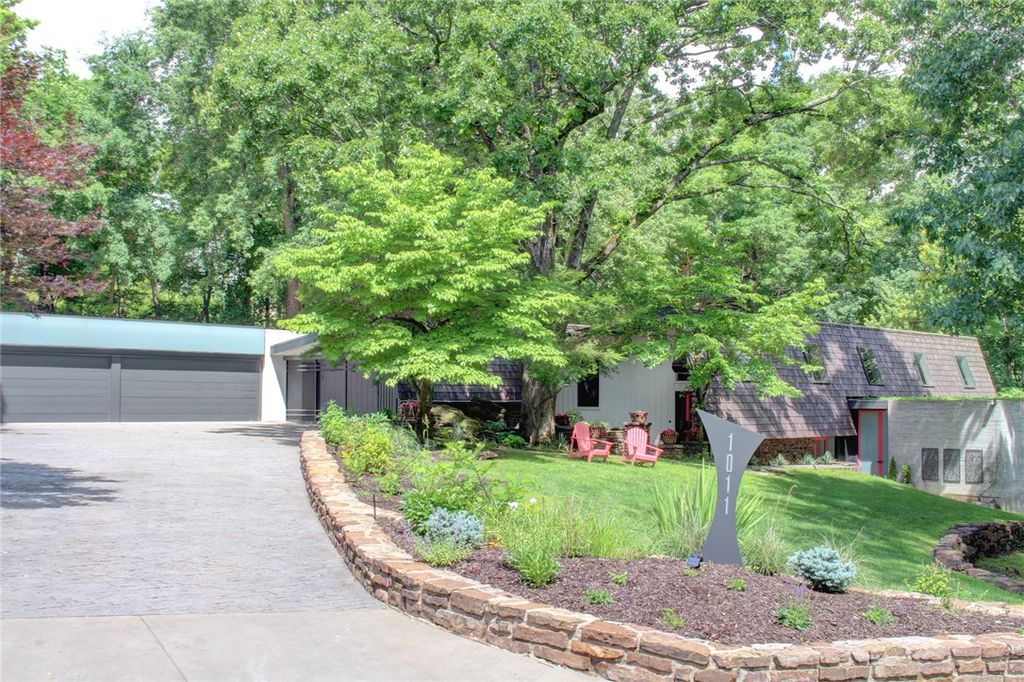 1011 N Tanglebriar Lane, Fayetteville, AR 72701