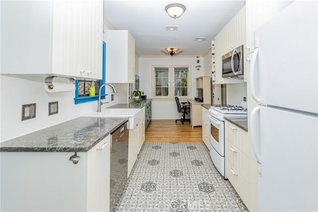 641 Canyon Drive, Glendale, CA 91206