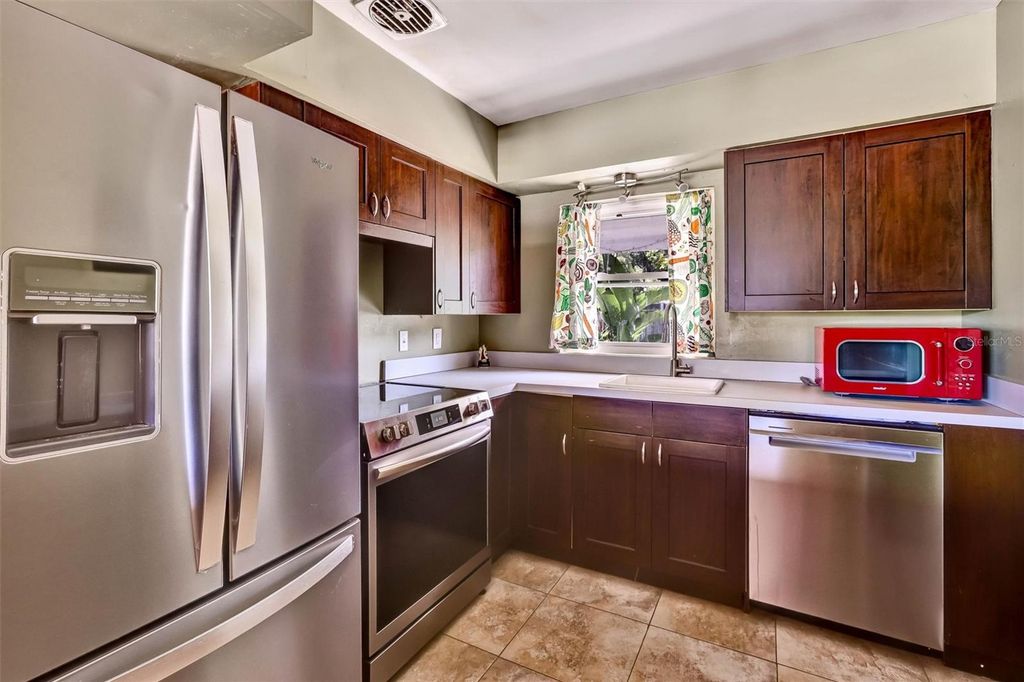 Image 6 of property listing at 3002 DRAKE DRIVE, Orlando, FL 32810