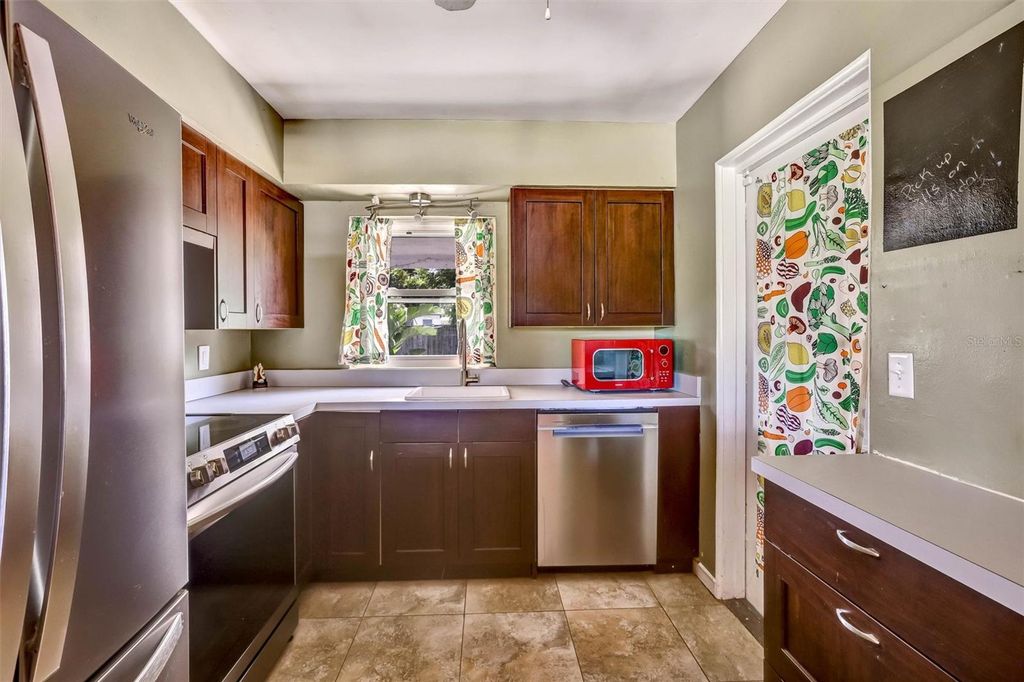 Image 7 of property listing at 3002 DRAKE DRIVE, Orlando, FL 32810