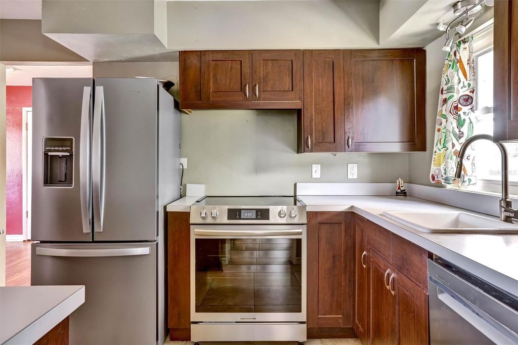 Image 8 of property listing at 3002 DRAKE DRIVE, Orlando, FL 32810