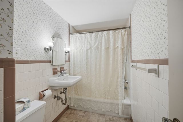 246 El Paso St, Springfield, MA 01104