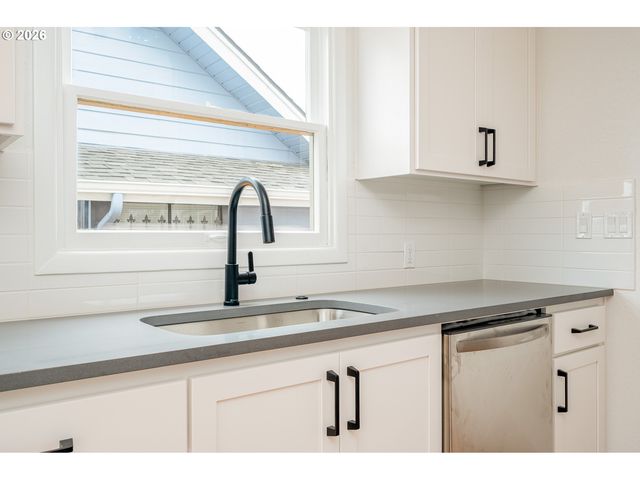 5721 N WILLIS Blvd, Portland, OR 97203