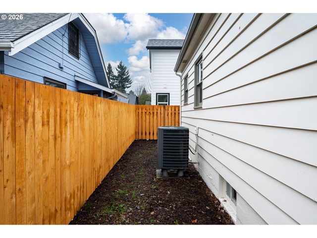 5721 N WILLIS Blvd, Portland, OR 97203