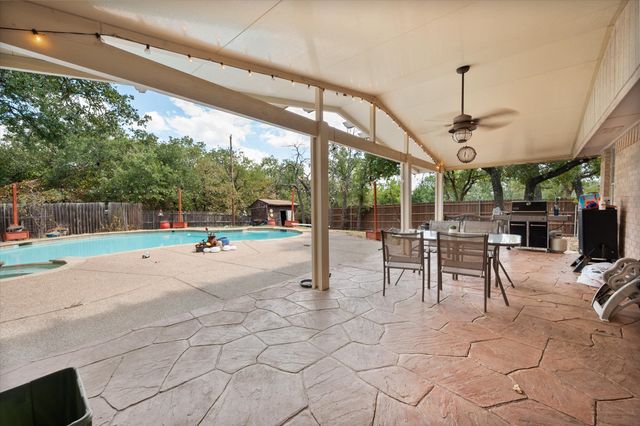 512 Shady Oaks Trail, Burleson, TX 76028
