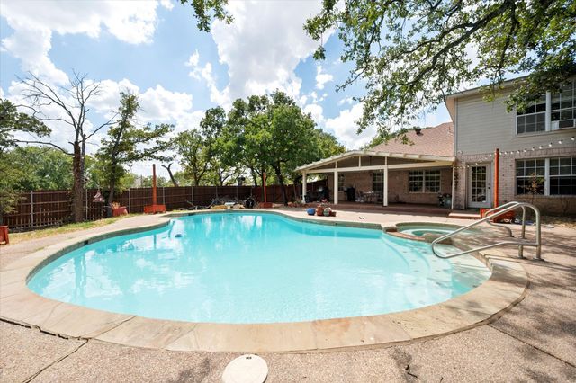 512 Shady Oaks Trail, Burleson, TX 76028