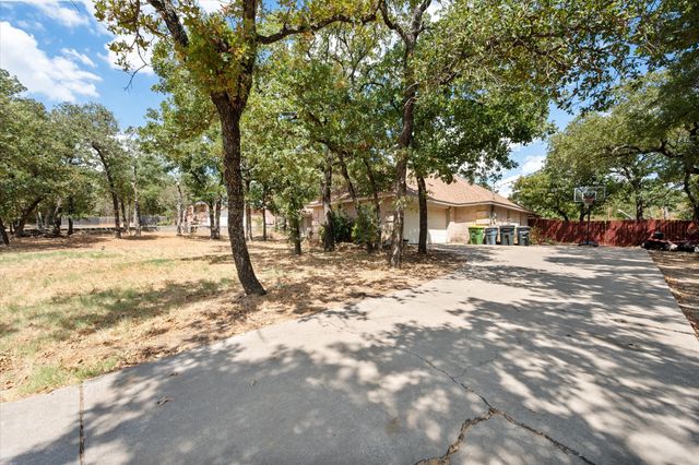 512 Shady Oaks Trail, Burleson, TX 76028