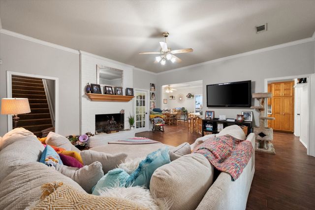 512 Shady Oaks Trail, Burleson, TX 76028