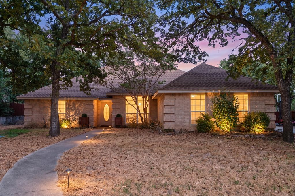 512 Shady Oaks Trail, Burleson, TX 76028