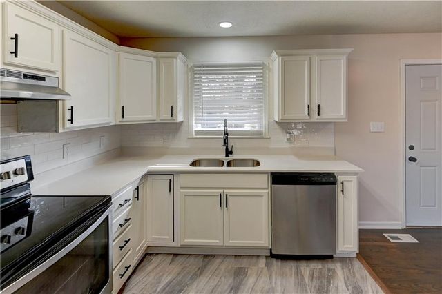 18607 E 6th Street, Independence, MO 64056