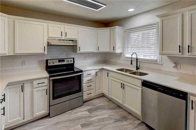 18607 E 6th Street, Independence, MO 64056