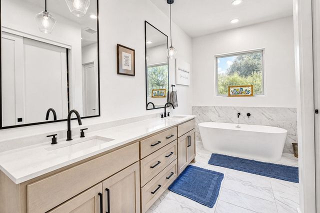 609 Paintbrush, Horseshoe Bay, TX 78657