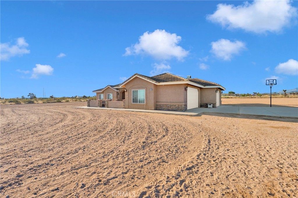 Image 2 of property listing at 7435 Solano, Phelan, CA 92371