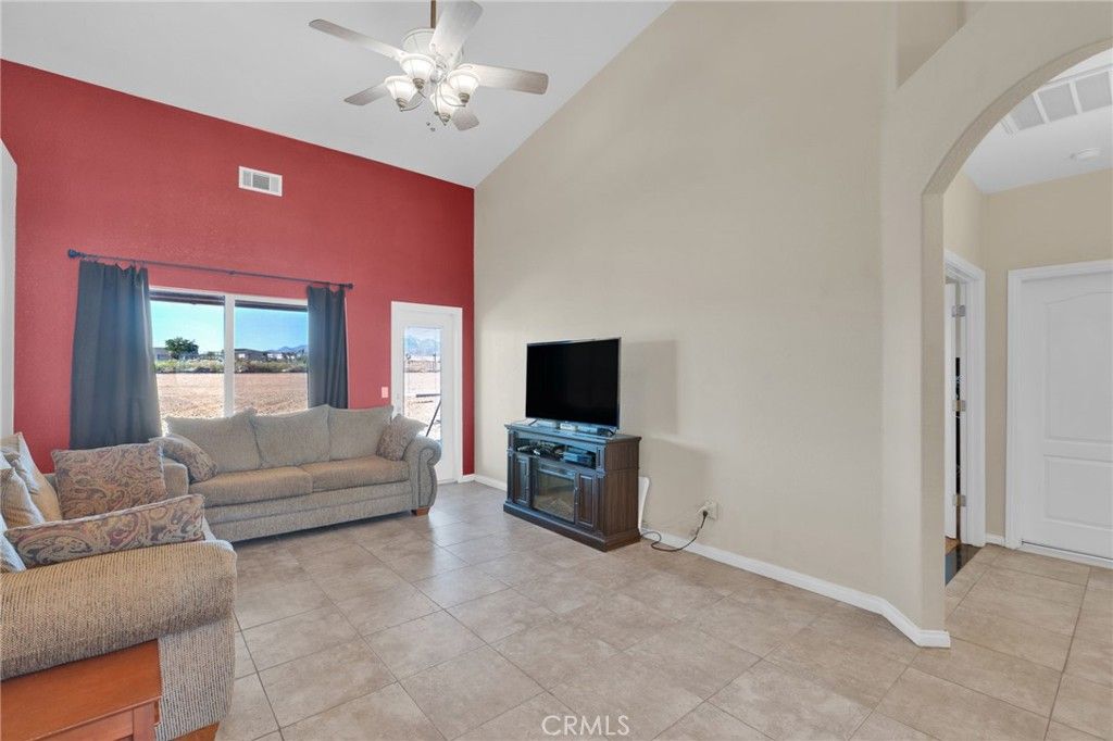 Image 7 of property listing at 7435 Solano, Phelan, CA 92371