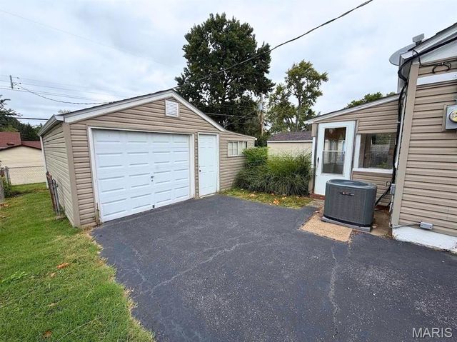 3139 Saint David Lane, St Ann, MO 63074