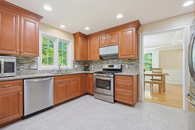 5 Courtney Ln, Andover, MA 01810