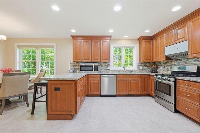 5 Courtney Ln, Andover, MA 01810