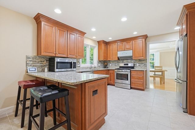 5 Courtney Ln, Andover, MA 01810