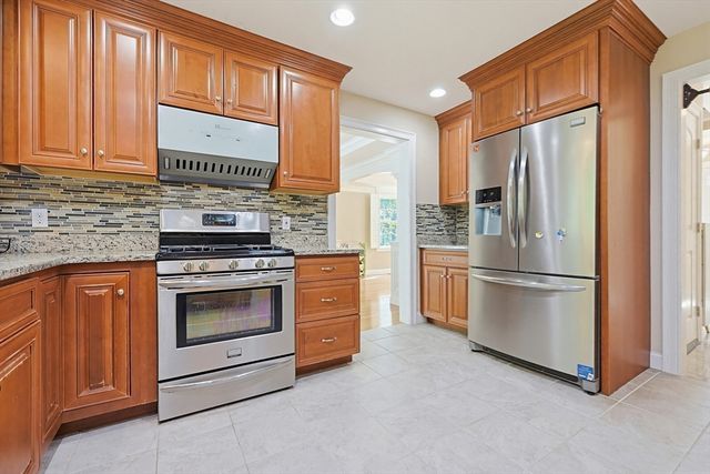 5 Courtney Ln, Andover, MA 01810