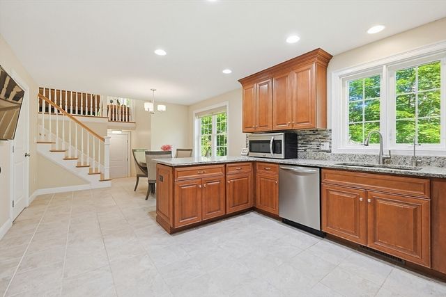 5 Courtney Ln, Andover, MA 01810