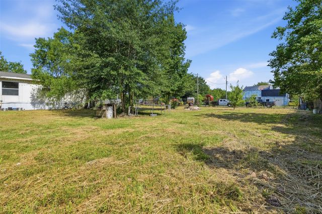 910 County Road 3556, Cleveland, TX 77327