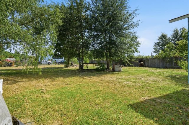 910 County Road 3556, Cleveland, TX 77327
