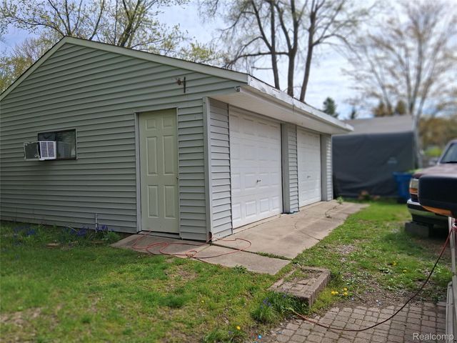 8285 Pilgrim, Washington Township, MI 48094