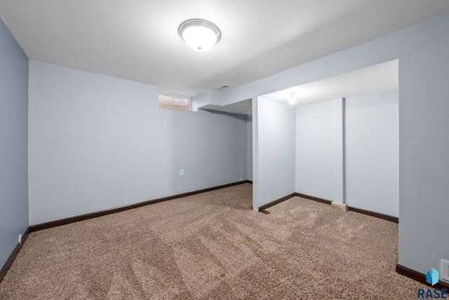 3300 E 15th St Street, Sioux Falls, SD 57103