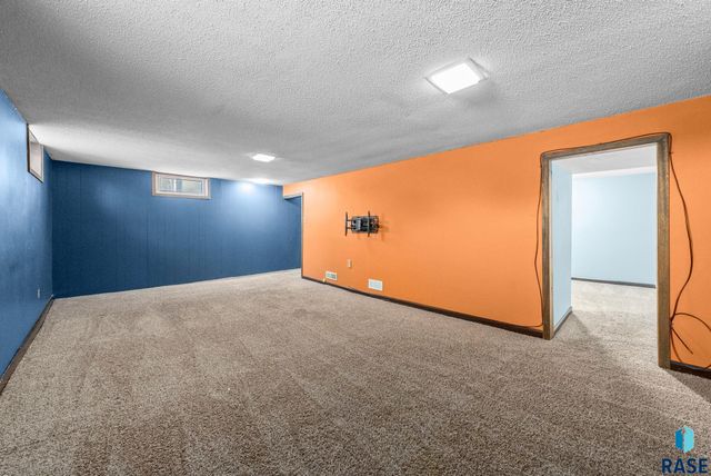 3300 E 15th St Street, Sioux Falls, SD 57103