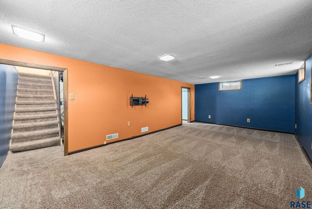 3300 E 15th St Street, Sioux Falls, SD 57103