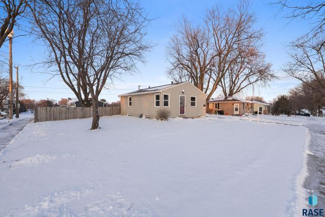 3300 E 15th St Street, Sioux Falls, SD 57103