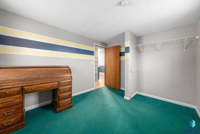 3300 E 15th St Street, Sioux Falls, SD 57103